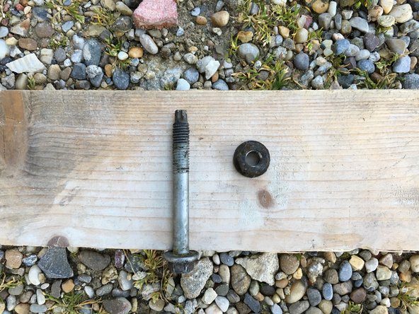 
With the help of la cl&eacute; plate de 13 (axle side) and the 13 socket, unscrew the nut and extract the lower fixing axle.
