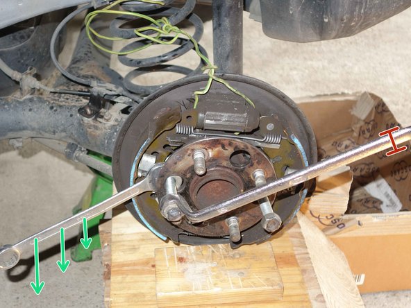 Important : Pour éviter les glissement des vis et leur mauvais positionnement contre la flasque de frein. (Ce qui rendrait le système d'extraction inefficace). Ce sont les écrous qui doivent être vissés. Pas les têtes de vis !