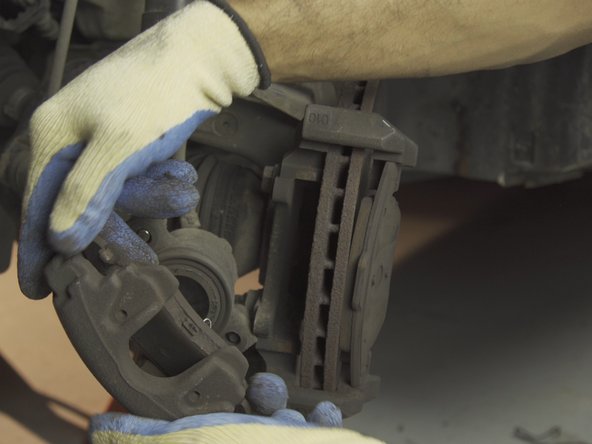 Pousser sur les deux oreilles de la plaquette présente dans le piston pour la libérer