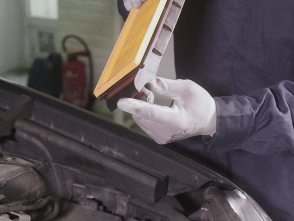 Repositionner le nouveau filtre à air dans son support