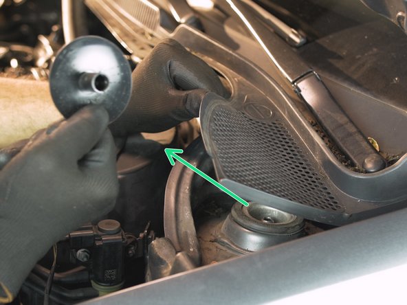 Soulever la grille de protection et retirer le cache