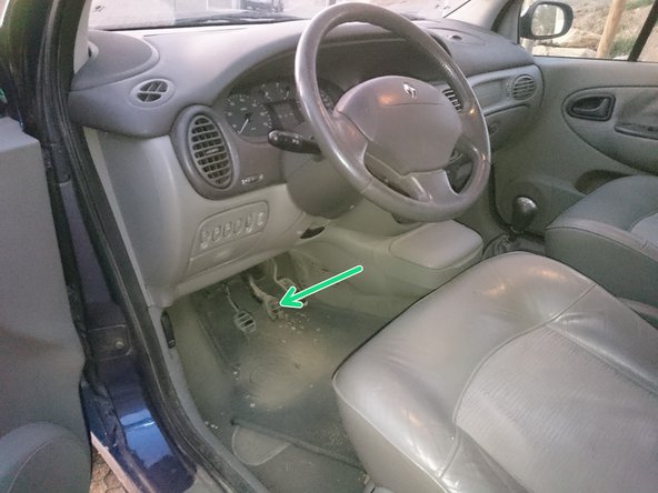 Après avoir terminé l'opération des deux cotés, voiture sur sol plat. Il faut impérativement appuyer plusieurs fois sur la pédale de frein pour que le piston entre en contact avec les plaquettes. Photo 1