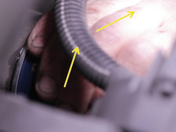 Serrer le filtre à huile dans le sens horaire uniquement à la main, ne pas utiliser la clé à filtre