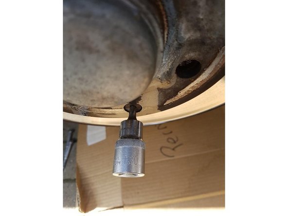 Déserrer la vis de maintien du Disque sur le moyeu à l'aide de la douille Torx T30