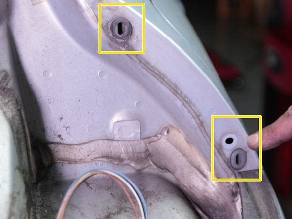 Repérer les accroches sur le feu et les trous correspondants dans leurs emplacements