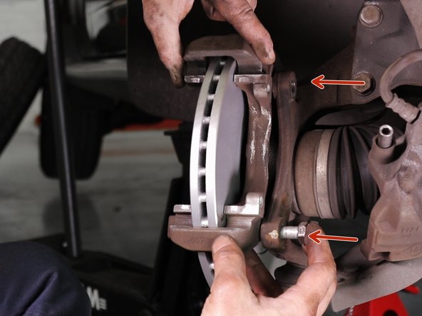 Replacer les deux vis du support d'étrier