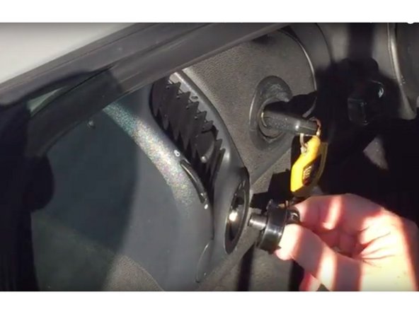 L’enfoncer à fond jusqu’au déclic.