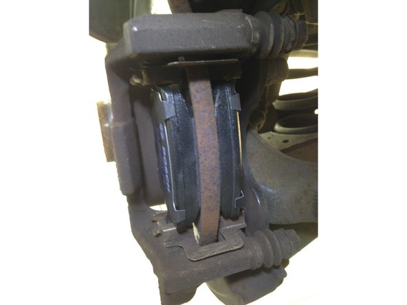 Positionner les nouvelles plaquettes de frein