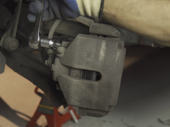 Resserrer les colonnettes  de l'étrier avec un embout Allen de 7 et un cliquet