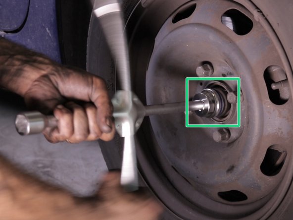 Descendre le véhicule au sol et serrer les 4 boulons de la roue