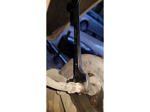 Avec une clé plate de 15mm retirez le flexible côté roue.