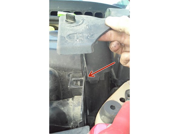 Faire glisser la protection dans son logement.