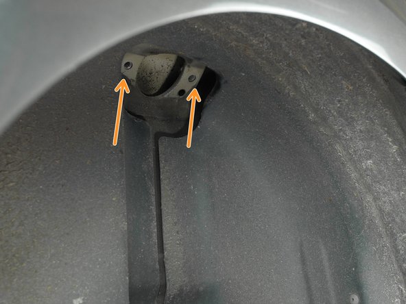 Réinsérer la tête d'amortisseur dans son emplacement, dans le passage de roue