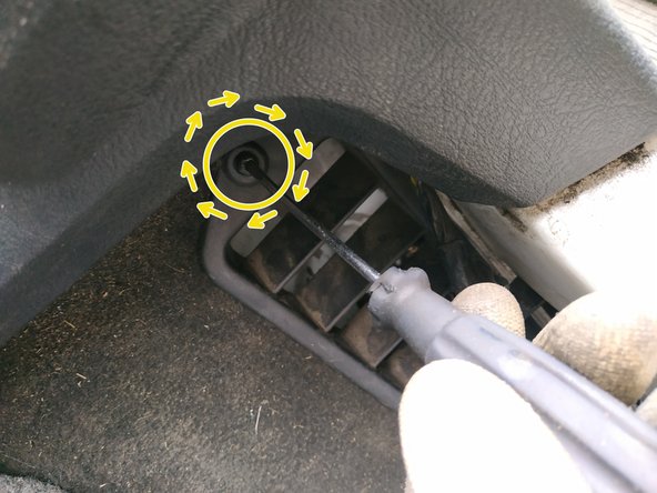 enfoncer le cache et le visser avec le tournevis cruciforme