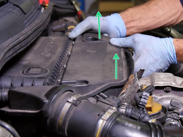 Dé clipser la boite à air en tirant vers le haut