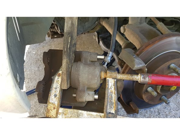 A l'aide d'un serre-joint et d'une cale en bois repoussez le piston au maximum.