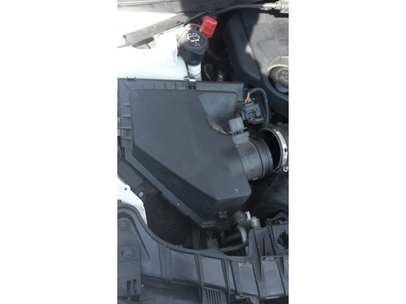 Repositionner le socle de la boite à air  et remettre les clips.