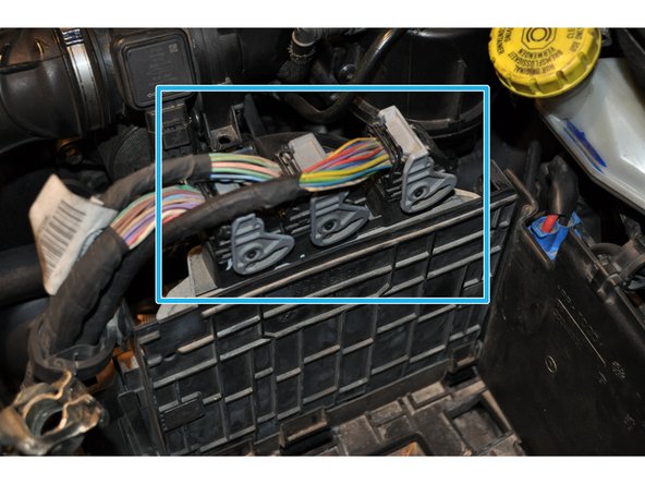 Débrancher les trois connecteurs du calculateur electro injection