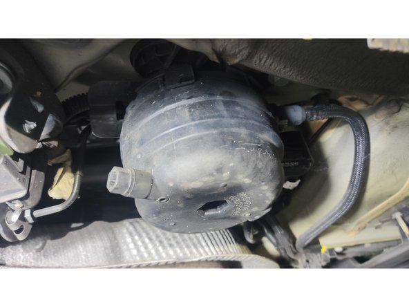 Revissez le filtre à gasoil en serrant avec modération pour rappel, il s'agit de pièces plastique. Pensez également à maintenir la pièce du haut.