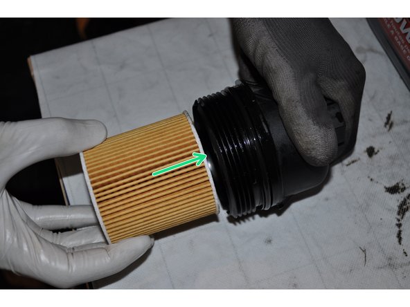 Enfoncer jusqu'au bout la nouvelle cartouche dans la cloche. La cartouche doit tenir toute seule dans son logement