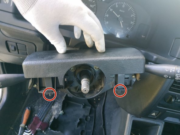 remonter le cache supérieur en faisant attention de bien positionner les ergots (entouré en rouge)