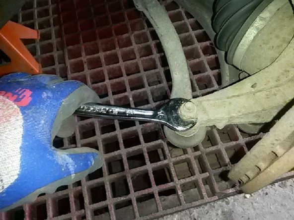 Utiliser la clef mixte de 16 pour desserrer l'écrou de la rotule de direction dans le trou du moyeu.