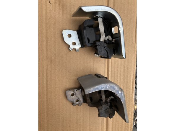 Une fois enlever on compare l'ancien et le nouveau afin de s'assurer que c'est la bonne pièce.