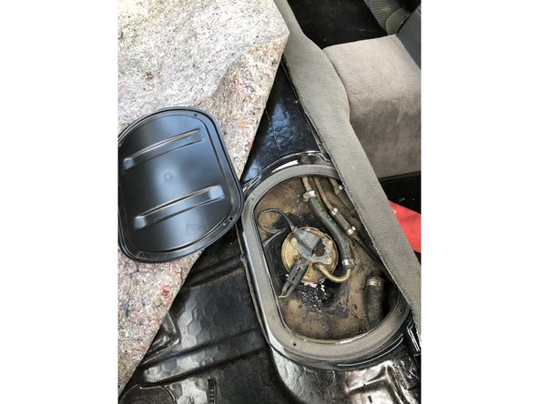 Dévisser les 4 vis de la plaque de fermeture avec un tournevis cruciforme