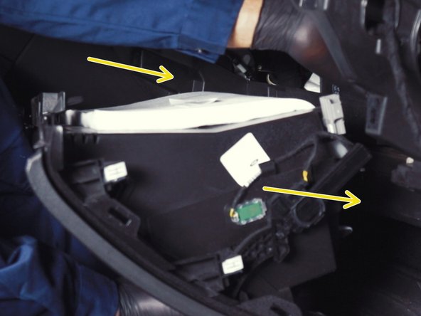 Présenter la boite à gant pour la remonter