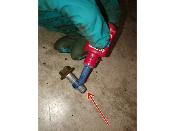 Les deux boulons du porte étrier doivent être remontés avec du frein filet bleu.