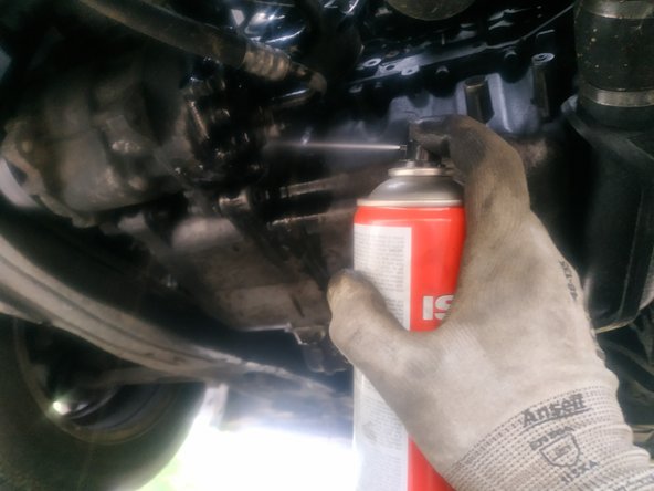 nettoyer l'huile qui a suinté à l'aide d'un chiffon ou de nettoyant frein