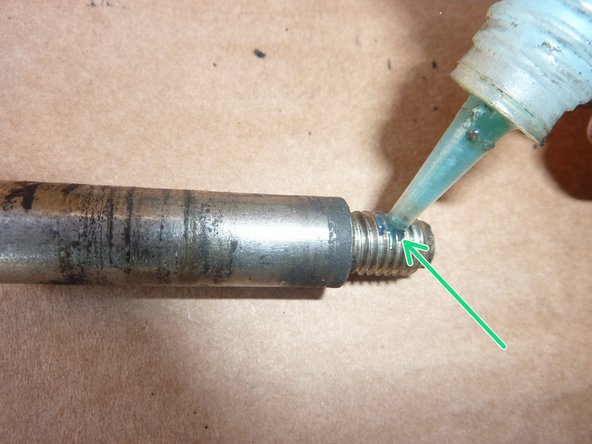 Mettre du frein filet sur les colonnettes. Ne pas hésiter à graisser légèrement celle-ci.