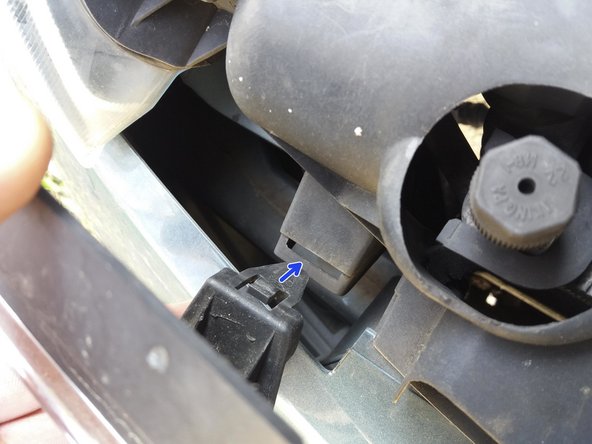 Remettre la calandre en place, la replacer dans les fentes en bas et réenclencher les 2 clips de fixations situés en haut.