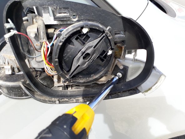 Retirer la vis torx sur la photo.