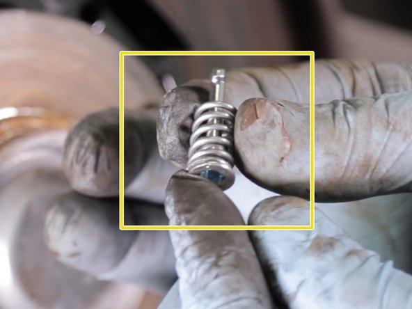 Replacer et resserrer d'un quart de tour la vis sur la flasque