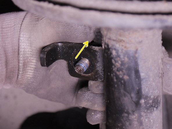 Retirer la biellette de barre stabilisatrice de son emplacement en l'écartant du support