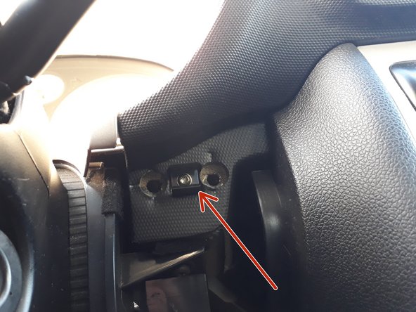 tirer sur le cache (sous le volant) il est maintenu que par 2 agrafes ( flèche rouge sur photo 2 et 3)