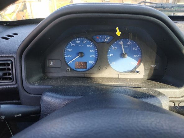 démarrer la voiture, chauffage réglé sur le chaud au maxi (le rond rouge sur la console de ventilation)