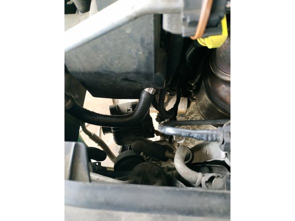 Les vis côté intérieur s'insèrent dans un cône. On les laissera en place sur le bloc moteur. Ceci dit, ce n'est pas grave si vous les enlevez, on peut tout-à-fait les remettre avant le remontage du nouvel alternateur.