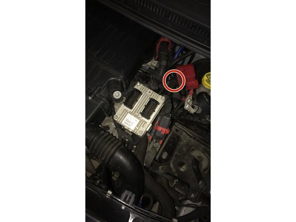 Reperer la vis de purge sur la durite de chauffage