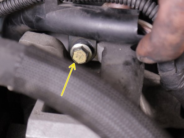 Bloquer la vis de la gaine sur le carter en aluminium