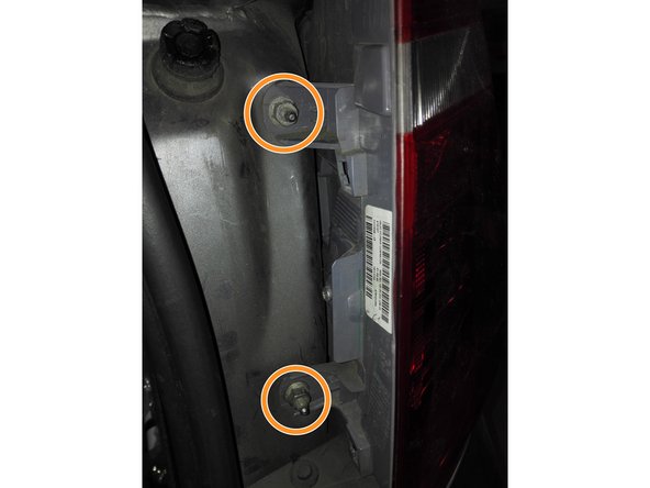 Clipser l'alimentation électrique sur la platine.On replace l'optique dans son logement dans l'aile arrière et on revisse les écrous de 10