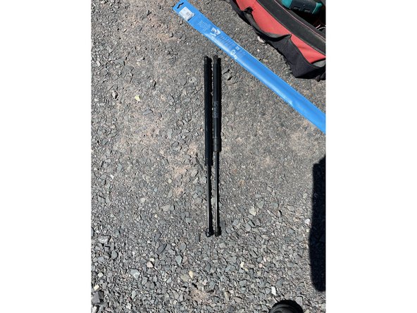 Comparer la taille des vérins, l'important étant qu'ils aient la même longueur.