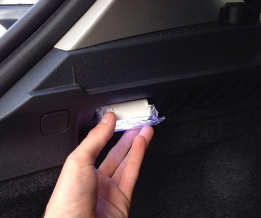 Utilisez un petit tournevis plat pour faire levier vers vous à partir du côté gauche du cache.