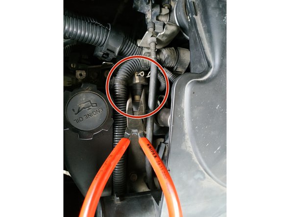 écarter le collier qui tient en place la durite de reniflard (j'ai utilisé une pince à becs fine)