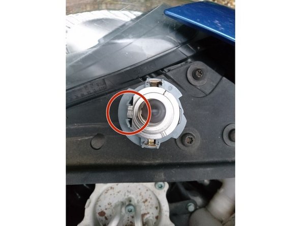 Replacer la nouvelle ampoule en alignant l'ergot avec la découpe du support, éviter de toucher le verre avec les doigts.