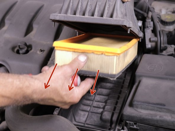 Nettoyer à l'aide d'une soufflette les impuretés présentes dans la boite à air