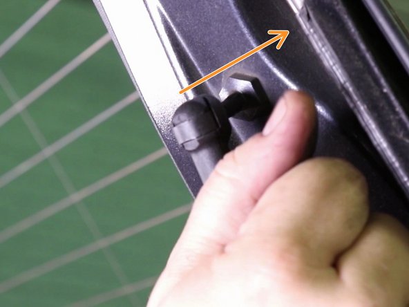 Positionner le vérin et appuyer pour l'enfoncer dans la tige de fixation