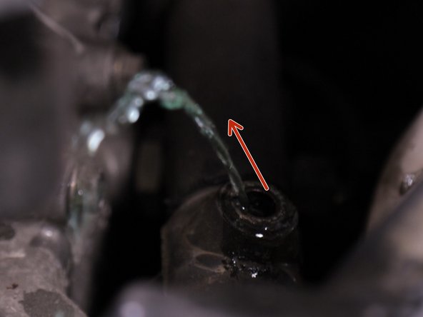 Maintenir le plein du bocal pour en chasser l'air jusqu'à ce que le liquide sorte par le purgeur