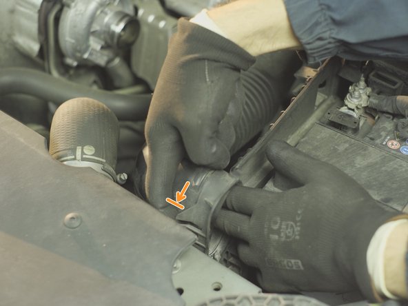 Déclipser la deuxième durite d'air.